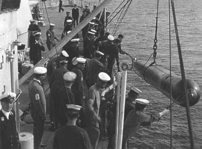 WTBR_York_torpedo_hoist.jpg
